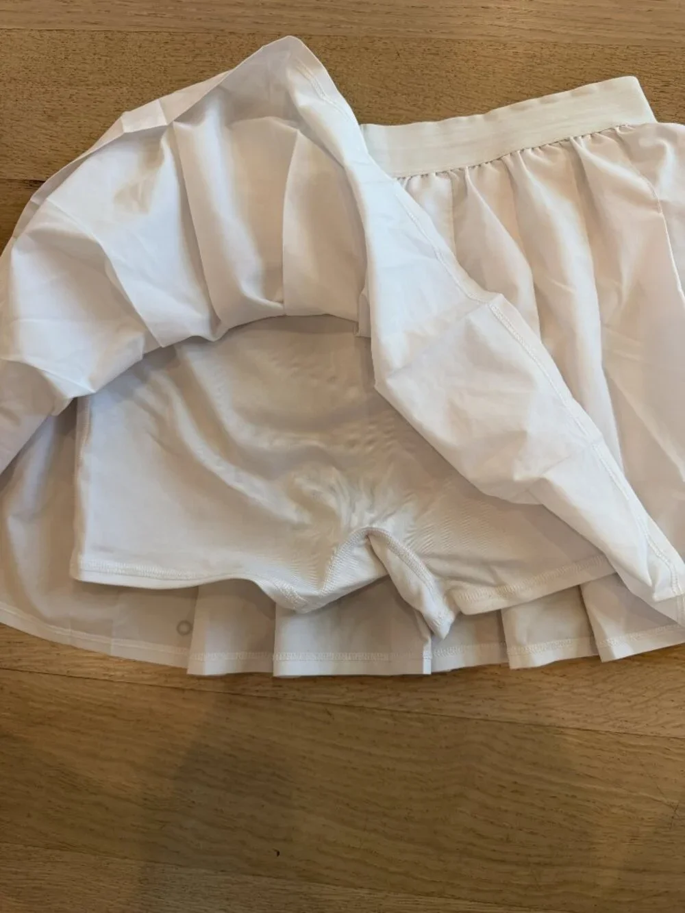 Alo Yoga White Pleated Tennis Skirt Size S Skort Built-In Shorts READ Waistband